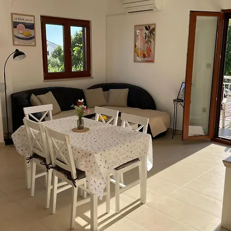 Apartment Mala Kala *