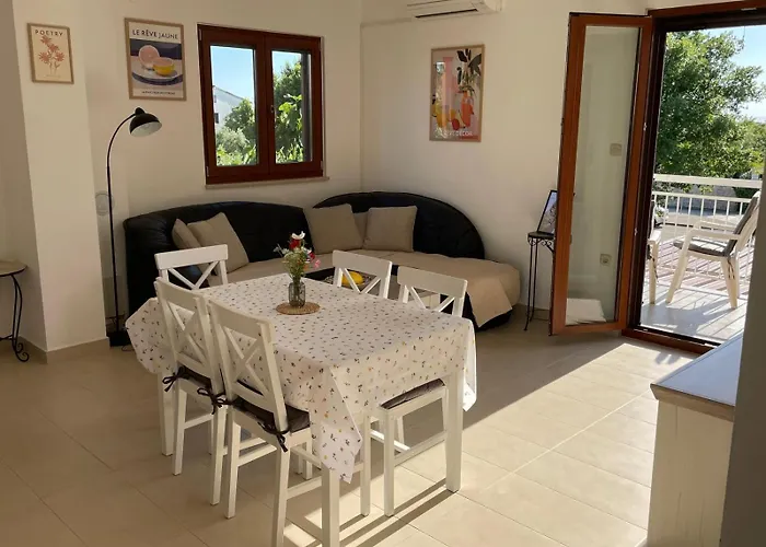 Apartment Mala Kala *