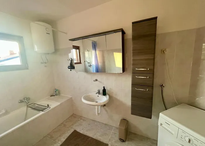 Apartment Mala Kala *